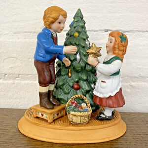 Avon Figurine "Keeping The Christmas Tradition" (1982) Traditional 2nd Edition
